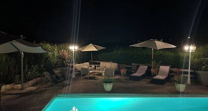 Mazet con encanto para 4 personas. piscina de 33m2