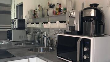 Réfrigérateur, micro-ondes, plaque de cuisson, cafetière/bouilloire
