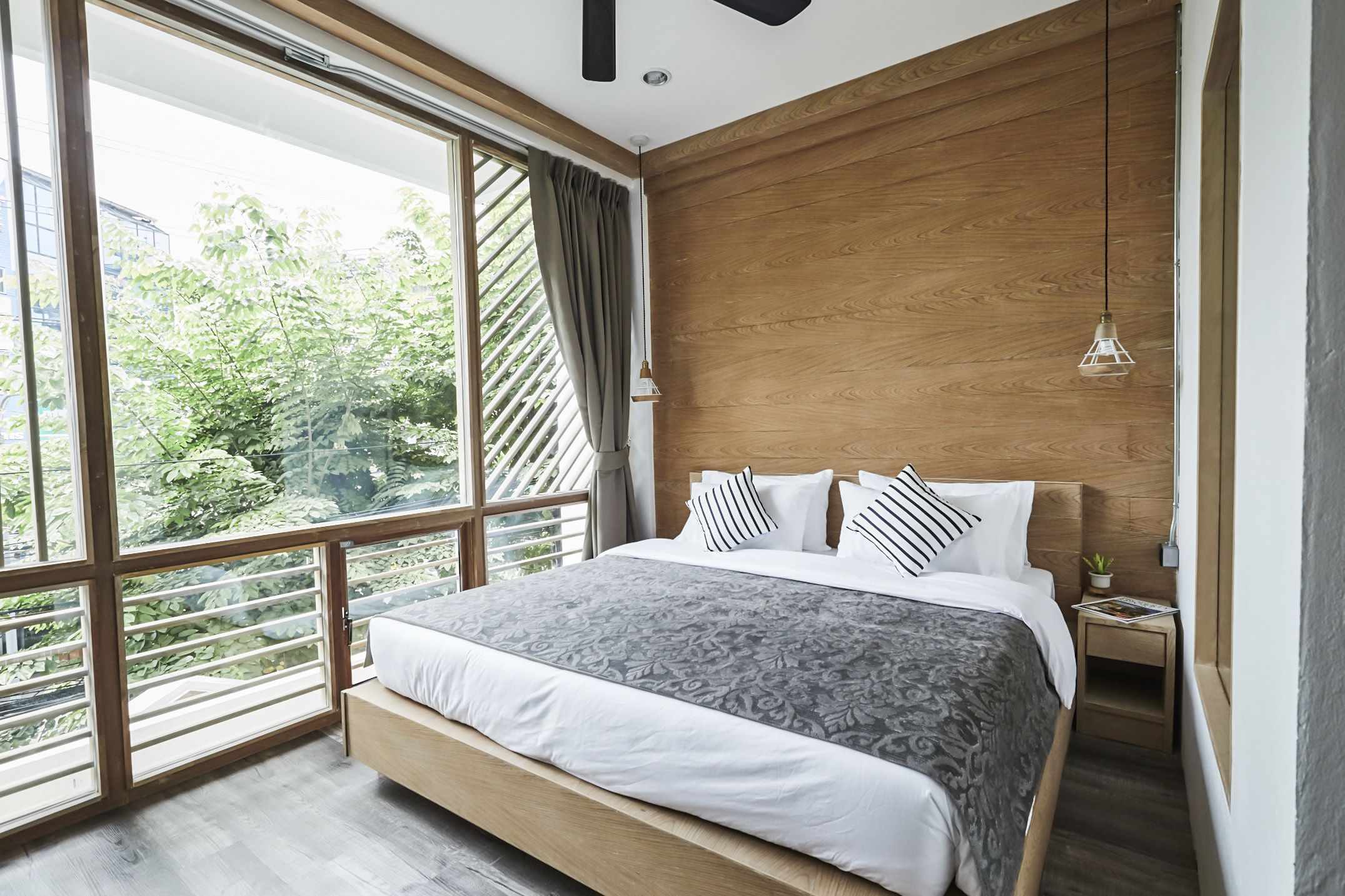 Suite Desain | Brankas, Wi-Fi gratis, dan seprai linen