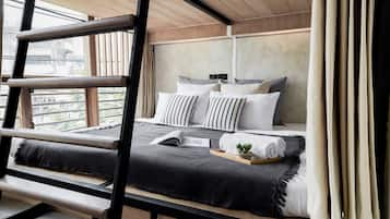 Private King Bed with extra bed shared bathroom | Cofres nos quartos, Wi-Fi de cortesia, roupa de cama