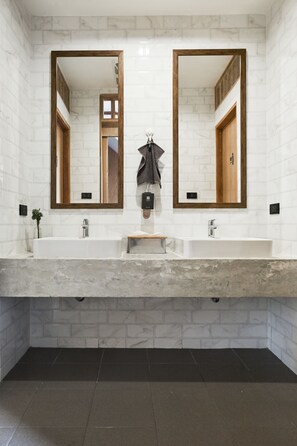 Bathroom sink - Vann Bangkok Boutique House (Bangkok)