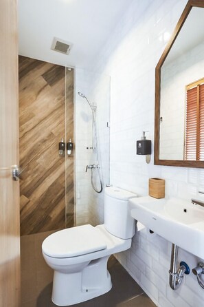 Design Suite | Bathroom | Free toiletries, towels, soap, shampoo - Vann Bangkok Boutique House (Bangkok)