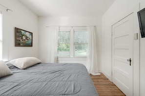 2 habitaciones, escritorio, tabla de planchar con plancha y wifi gratis 