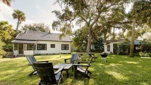 Outdoor dining - Seaside Cottage With Modern Touches (New Smyrna Beach)