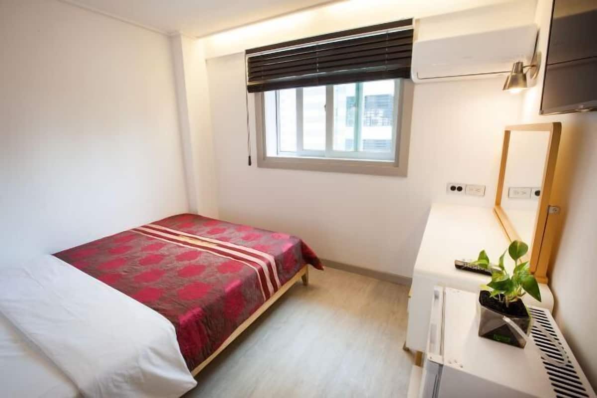 Hypo-allergenic bedding, desk, laptop workspace, free WiFi