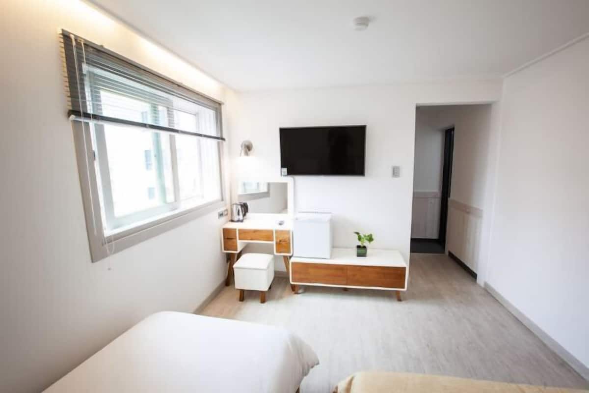 Hypo-allergenic bedding, desk, laptop workspace, free WiFi