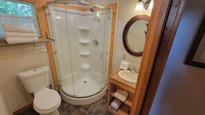 Combined shower/tub, hair dryer, towels, soap - Elk Ridge - cherokee casino GSMNP (Whittier)