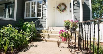 The Postcard Suite - Modern Comfort in the Heart of Downtown Sturgeon Bay