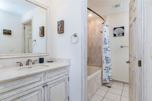Ensemble douche/baignoire, sèche-cheveux, serviettes fournies
