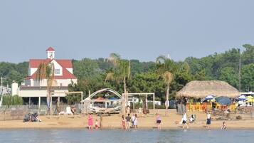 Plage, chaises longues, serviettes de plage