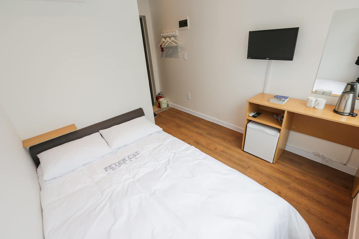 Ropa de cama de alta calidad, escritorio, wifi gratis y ropa de cama
