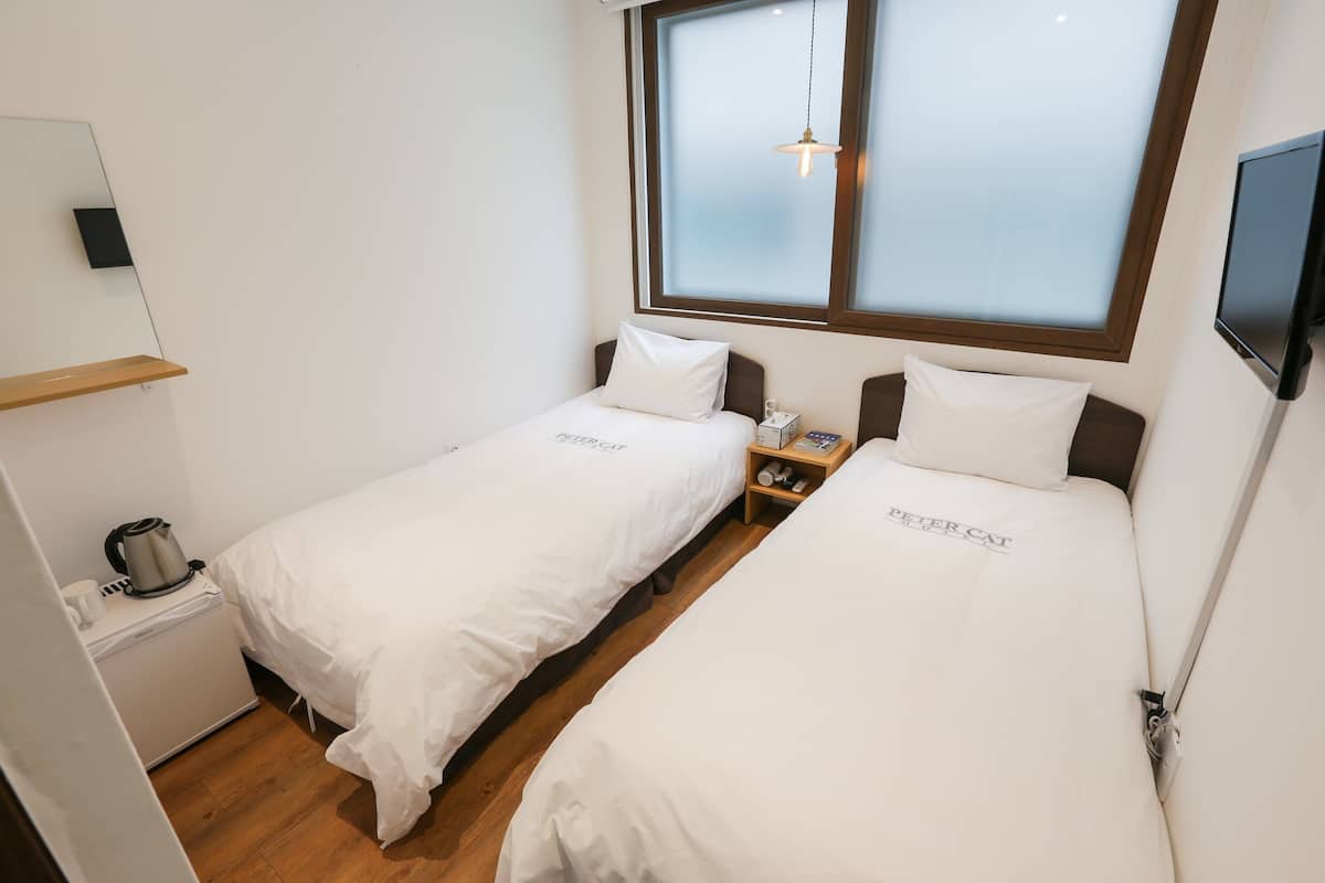 Ropa de cama de alta calidad, escritorio, wifi gratis y ropa de cama