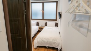Standard-Zweibettzimmer | Hochwertige Bettwaren, Schreibtisch, kostenloses WLAN, Bettwäsche