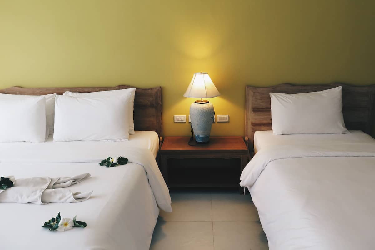 Minibar, in-room safe, desk, WiFi (free)
