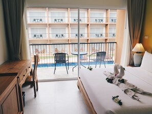 Deluxe-huone, näköala uima-altaalle | Minibaari, tallelokero huoneessa, työpöytä, ilmainen Wi-Fi