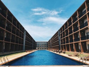 Utendørsbasseng, bassengparasoller og solsenger