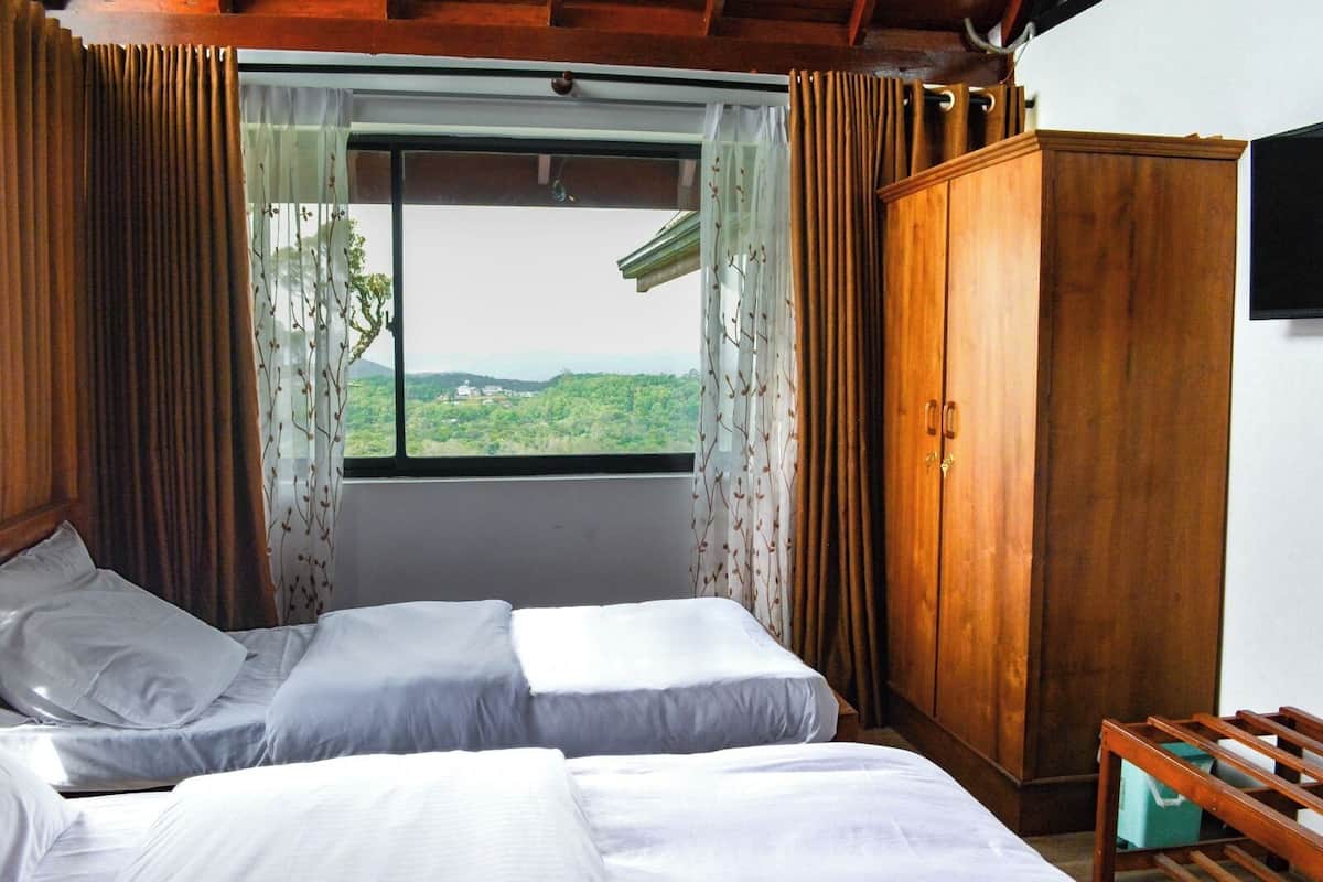 Standard Double Room, 1 Katil Raja (King), Shared Bathroom, Lake View | 1 bilik tidur, peti besi dalam bilik, meja, langsir/tirai gelap terus