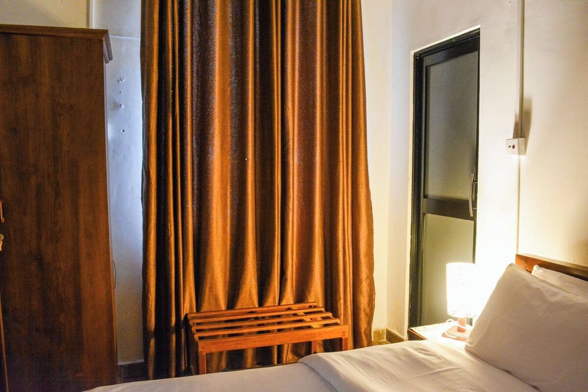 Standard Double Room, 1 Katil Ratu (Queen), Mountain View | 1 bilik tidur, peti besi dalam bilik, meja, langsir/tirai gelap terus