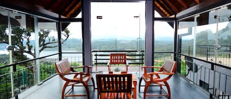 Superior-Villa, 4 Schlafzimmer, Seeblick, Bergseite | Lobby-Lounge