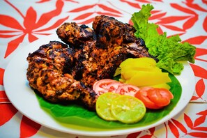 Un plato de pollo a la parrilla con verduras.