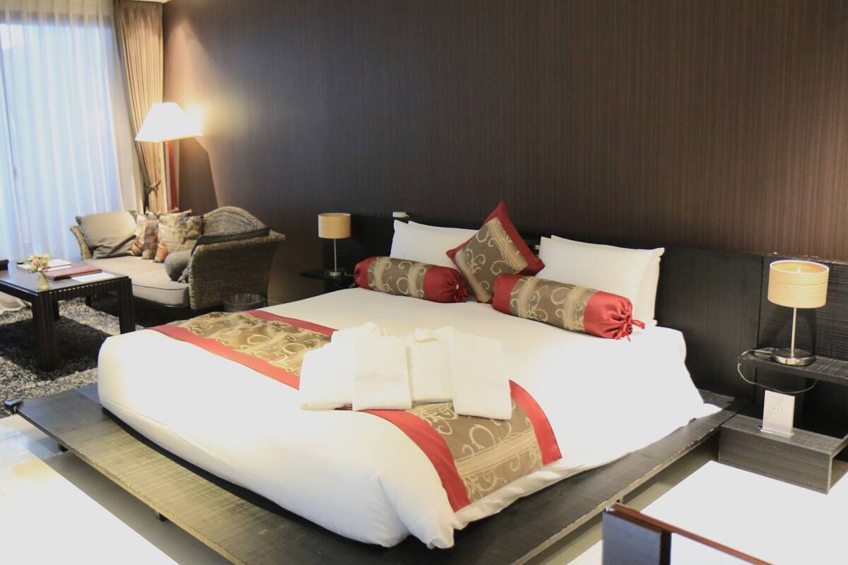 Junior Suite Room (Western) | Minibar, in-room safe, desk, soundproofing