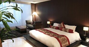 Minibar, caja de seguridad en la habitación y decoración personalizada 