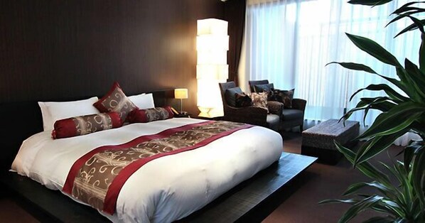 Minibar, caja de seguridad en la habitación y decoración personalizada 