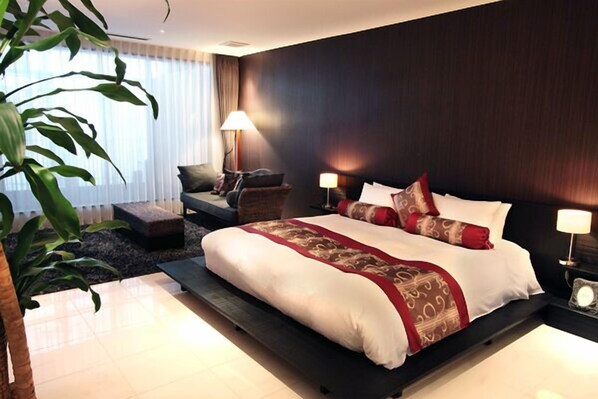 Minibar, in-room safe, individually decorated, individually furnished - KIZASHI THE SUITE (Kyoto)