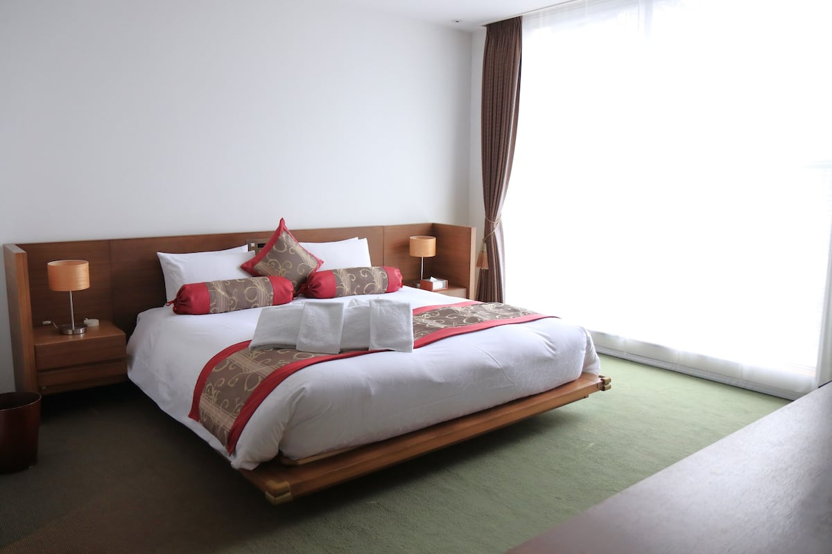Suite Room | Minibar, in-room safe, desk, soundproofing