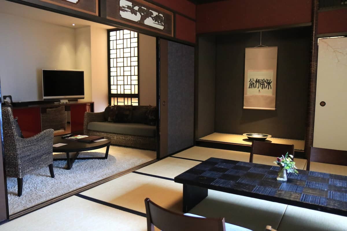 Executive Suite Room | Living room | Flat-screen TV