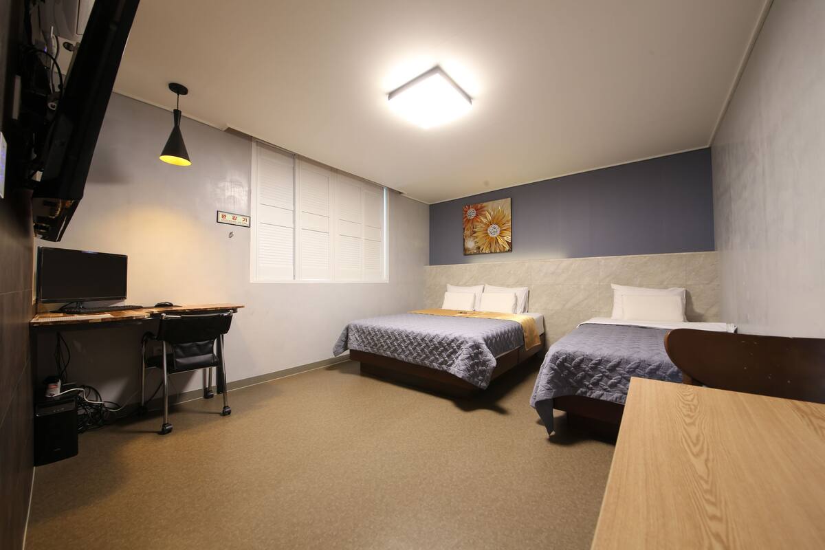 Twin kamer | Een bureau, gratis wifi, beddengoed