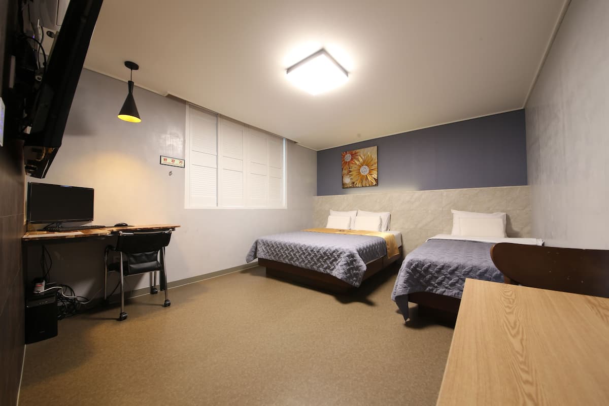 Habitación con 2 camas individuales | Escritorio, wifi gratis y ropa de cama