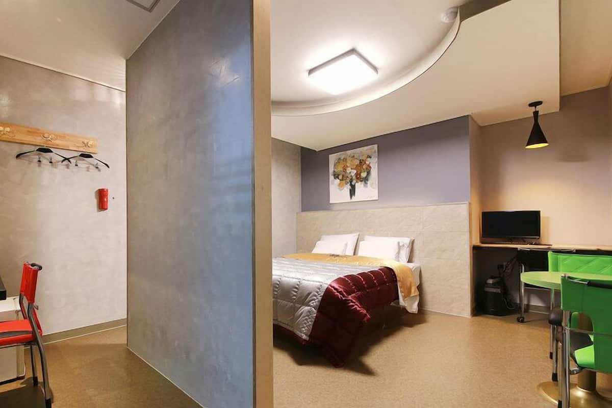 Tweepersoonskamer | Een bureau, gratis wifi, beddengoed