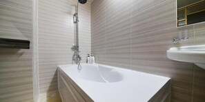 Combined shower/bathtub, deep-soaking bathtub, free toiletries - Nyx Fox Songtan Hotel (Pyeongtaek)