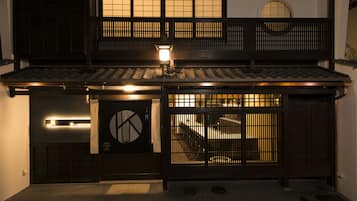 住宿正面 (夜晚)