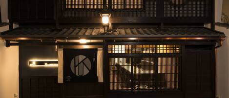 Voorkant accommodatie - avond/nacht