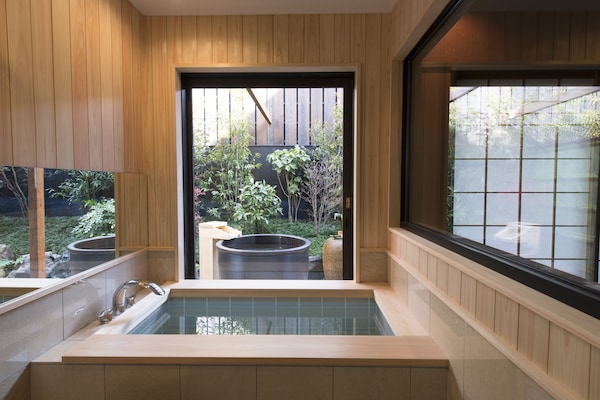 Habitación superior (Koubai) | Baño | Ducha y bañera combinadas y bañera profunda