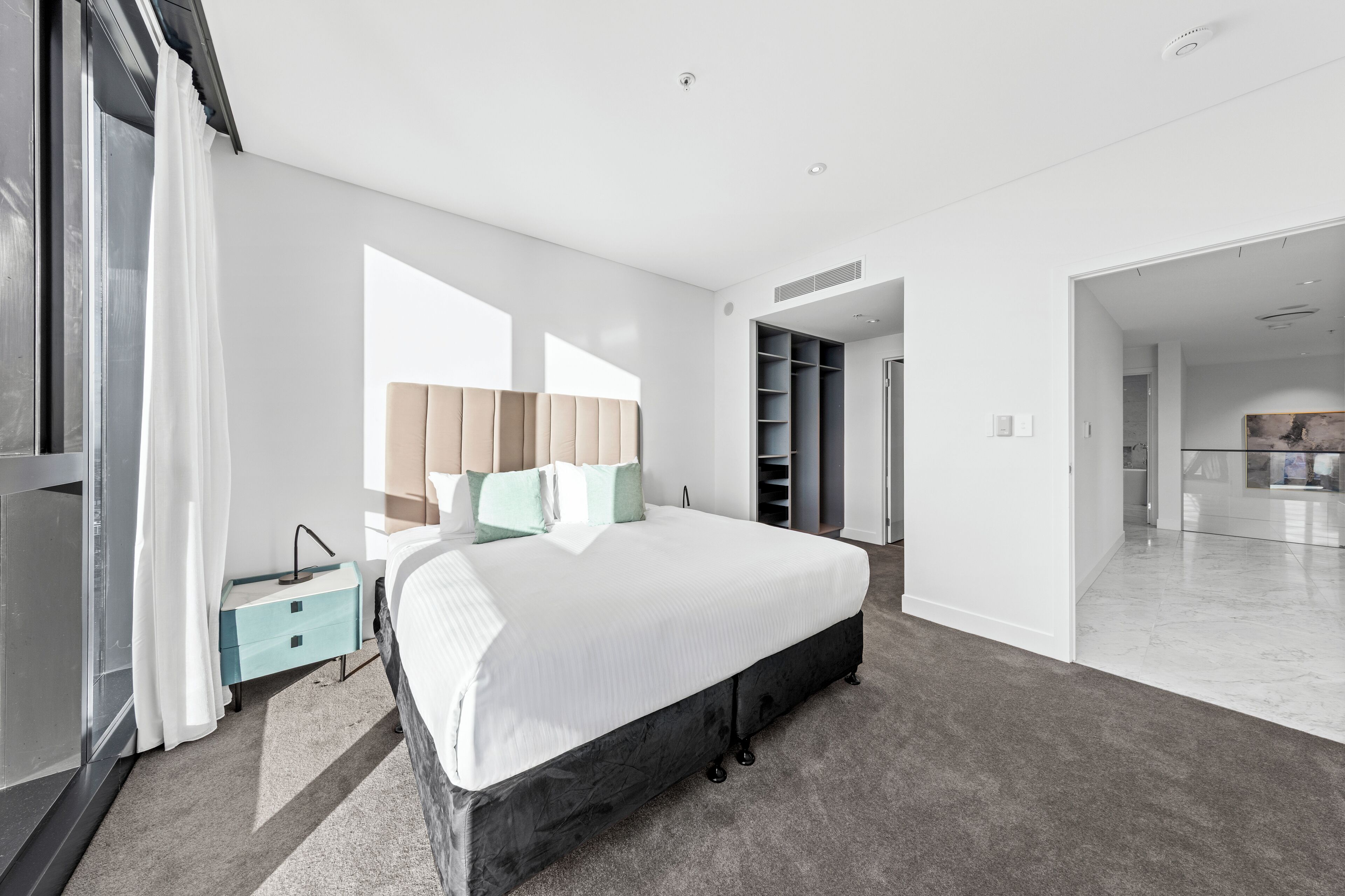 Huoneisto, 3 makuuhuonetta (3 Bedroom 3 Bathroom Split Level Sky) | Kannettavalle tietokoneelle sopiva työtila, äänieristys