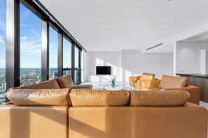 3 Bedroom 3 Bathroom Split Level Sky High Executive | Living area