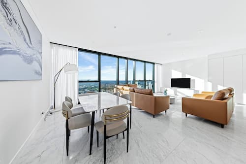 Apartment, 3 Schlafzimmer (3 Bedroom 3 Bathroom Split Level Sky) | Wohnbereich | 55-Zoll-Flachbildfernseher mit Digitalempfang, Fernseher