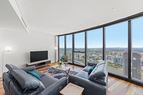 Executive-Apartment, 3 Schlafzimmer, 2 Bäder, Flussblick | Wohnbereich | 55-Zoll-Flachbildfernseher mit Digitalempfang, Fernseher