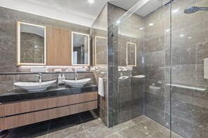 Executive-Apartment, 3 Schlafzimmer, 2 Bäder, Flussblick | Badezimmer