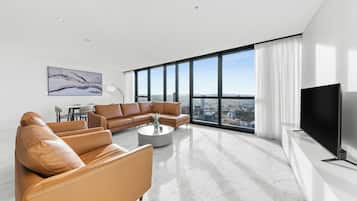 Apartament, 3 dormitoris (3 Bedroom 3 Bathroom Split Level Sky) | Sala d'estar | Televisor de pantalla plana de 55 polzades amb canals digitals