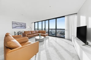 Apartamento, 3 habitaciones (3 Bedroom 3 Bathroom Split Level Sky) | Zona de estar | Televisión de pantalla plana de 55 pulgadas con canales digitales