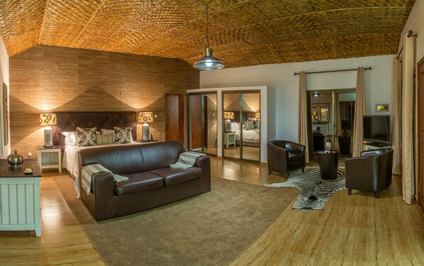Double Room | Living area | Flat-screen TV - Resort Cuebe Lodge (Menongue)