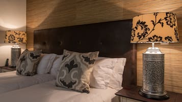 Bàn, bàn ủi/dụng cụ ủi quần áo, nôi (giường cho trẻ sơ sinh) miễn phí