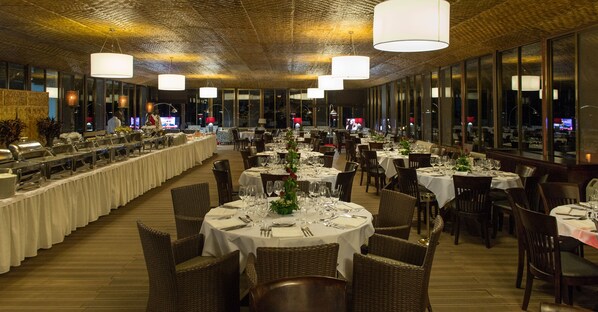 Breakfast, lunch, dinner served; local and international cuisine