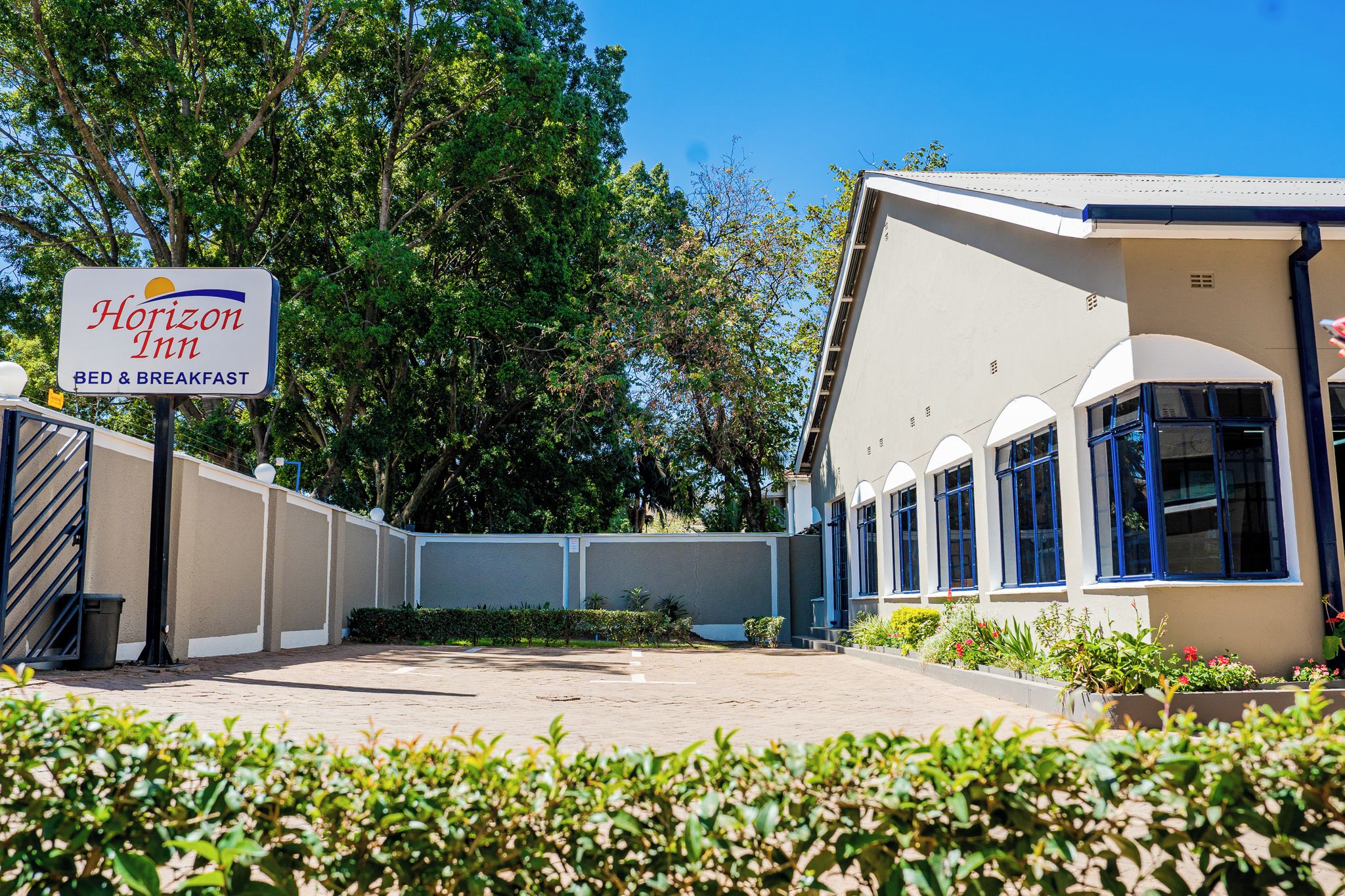 A Horizon Inn with a sign indicating bed and breakfast services.