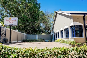 A Horizon Inn with a sign indicating bed and breakfast services. - Horizon Inn (Harare)