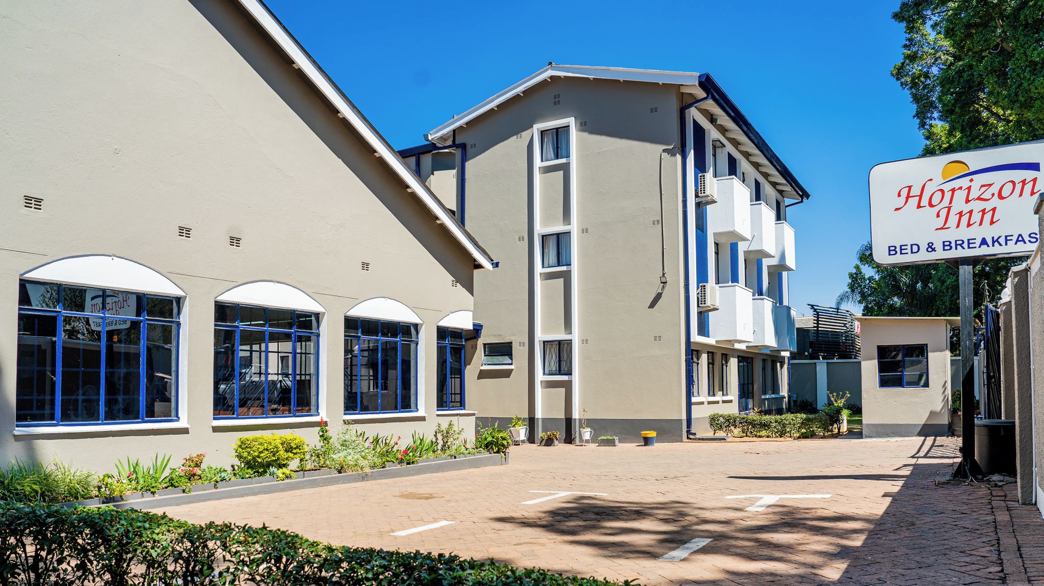 A Horizon Inn building with a sign indicating bed and breakfast services.